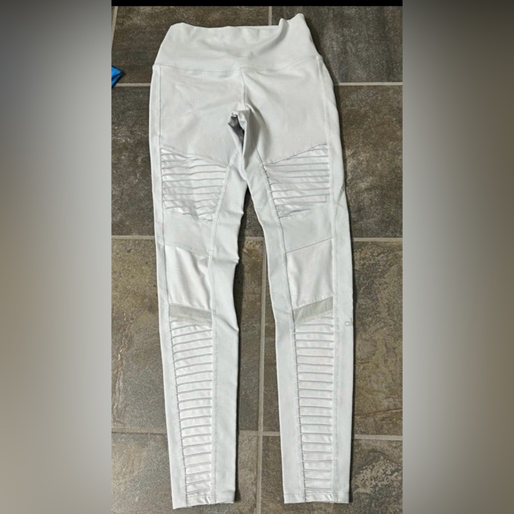 Alo Yoga Moto Leggings | White / Dove Gray | Size M - Picture 4 of 12